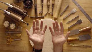 La fabrication d’un portefeuille en cuir à la main