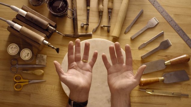 La fabrication d’un portefeuille en cuir à la main