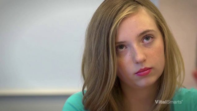 Un agent d’entretien donne une leçon a des élèves