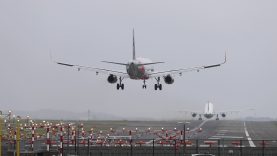 Un avion décolle pendant qu’un autre attérit