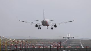 Un avion décolle pendant qu’un autre attérit
