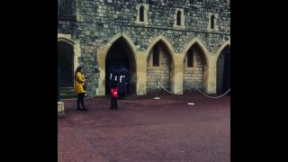 Un garde de la Reine pose avec un jeune enfant qui est habillé comme lui