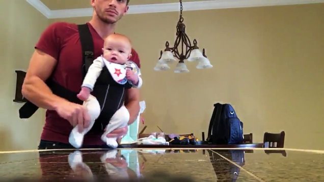 Un papa fait danser son bébé sur « Beat It » de Michael Jackson