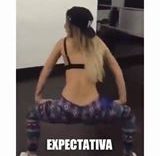 Une femme twerk et se fait imiter par un drôle d’animal