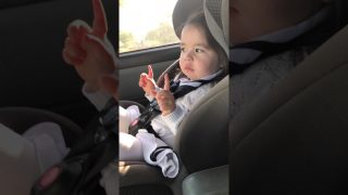 Cette fillette s’éclate durant le drop d’une chanson