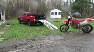 Jean Kevin charge sa moto dans son pickup