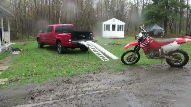 Jean Kevin charge sa moto dans son pickup