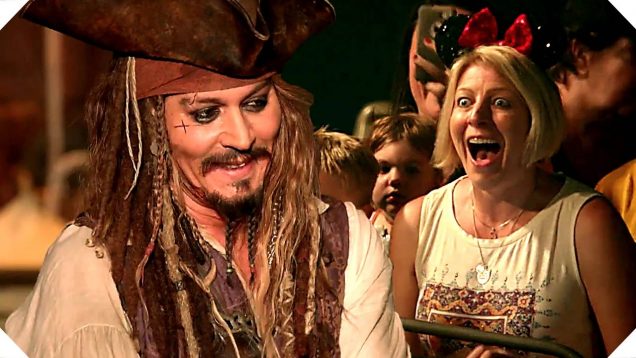 Johnny Depp surprend les visiteurs de l’attraction Pirates des Caraïbes à Disneyland !