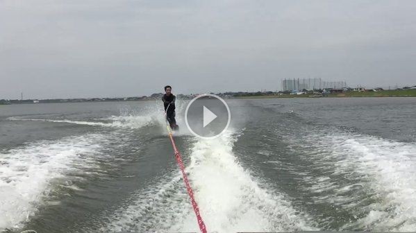 La rencontre entre une skieur nautique et un poisson