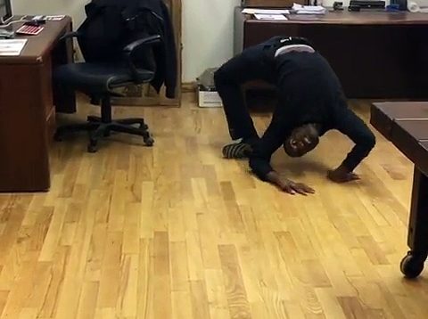 Le contorsionniste canadien Troy James rejoue la scène de l’araignée de « l’Exorciste »