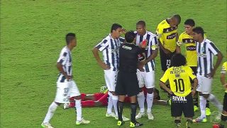 Un gardien de but simule un KO pour ne pas prendre un carton rouge