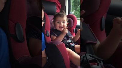 Un bébé fan de Beyoncé danse dans son siège auto
